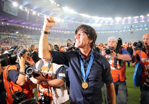 Футбольный тренер сборной Германии Йоахим Лёв празднует победу после футбольного матча между Германией и Аргентиной на стадионе Маракана в Рио-де-Жанейро