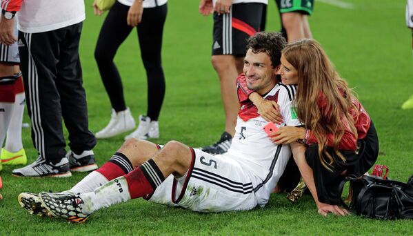 Игрок сборной Германии Матс Хуммельс со своей подругой после победы в финале ЧМ по футболу над сборной Аргентины