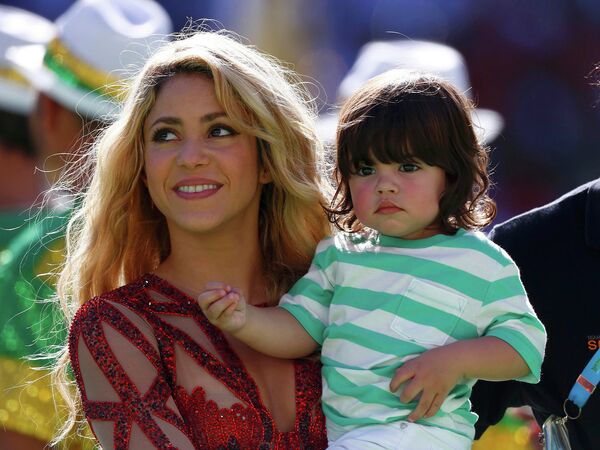 Певица Шакира с сыном на церемонии закрытия Чемпионата Мира по футболу в Рио-де-Жанейро, Бразилия