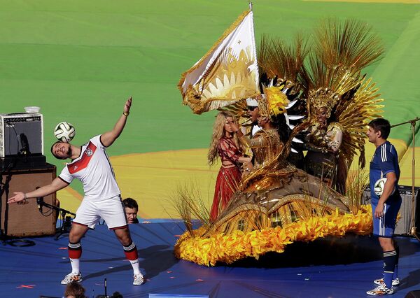 Выступление певицы Шакиры во время церемонии закрытия Чемпионата Мира по футболу в Рио-де-Жанейро, Бразилия