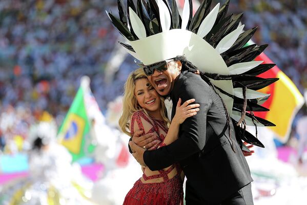 Музыкант Карлинос Браун и певица Шакира выступают на церемонии закрытия Чемпионата Мира по футболу в Рио-де-Жанейро, Бразилия