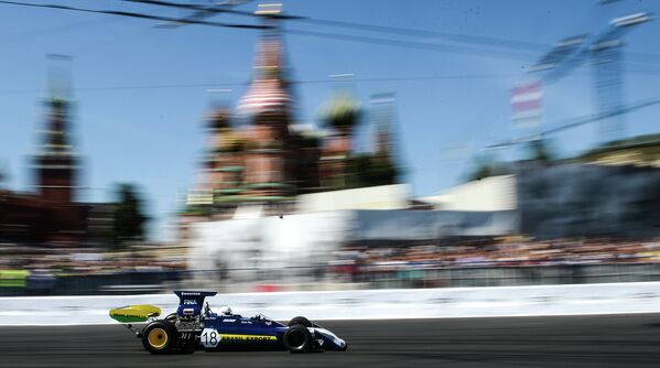 Ретро-болид Surtees TS 14 во время шоу Moscow City Racing в Москве