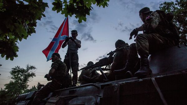 Бойцы ополчения Донбассас флагом Новороссии. Архивное фото