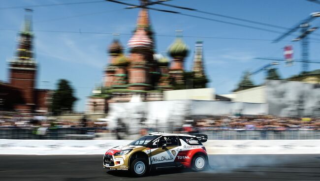 Пилот раллийной команды Ситроена Себастьян Шардоне на шоу Moscow City Racing в Москве