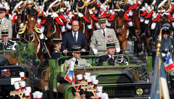 Президент Франции Франсуа Олланд на параде посвященном Дню взятия Бастилии в Париже