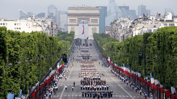Военный парад на Елисейских полях в Париже. Архивное фото