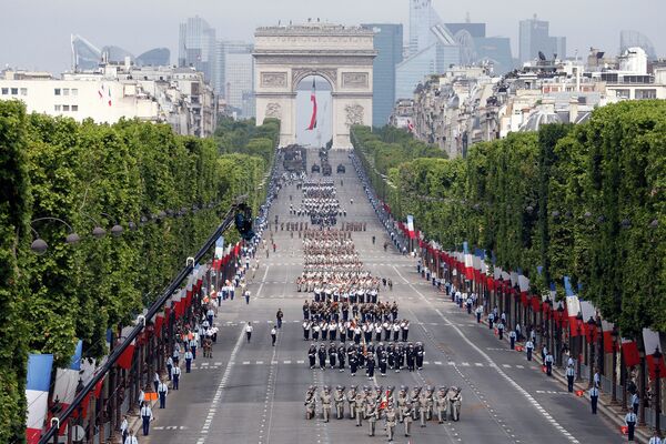 Военный парад на Елисейских полях в Париже