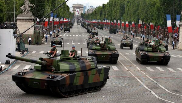 Танки во время военного парада на Елисейских полях в Париже