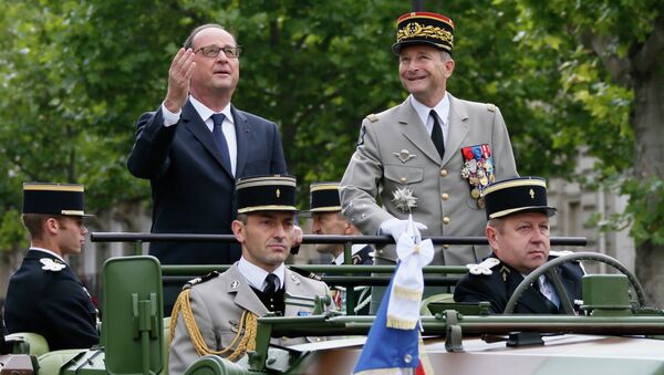 Президент Франции Франсуа Олланд в командном автомобиле во время парада в Париже