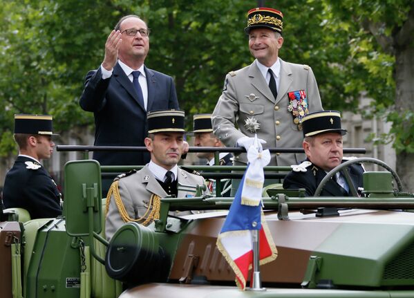Президент Франции Франсуа Олланд в командном автомобиле во время парада в Париже