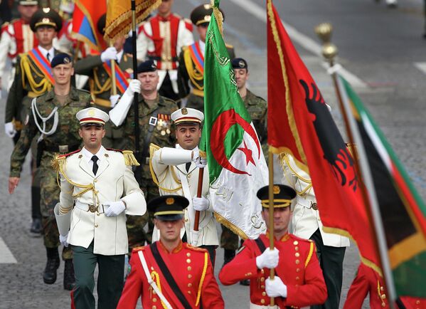 Участники военного парада в честь дня взятия Бастилии
