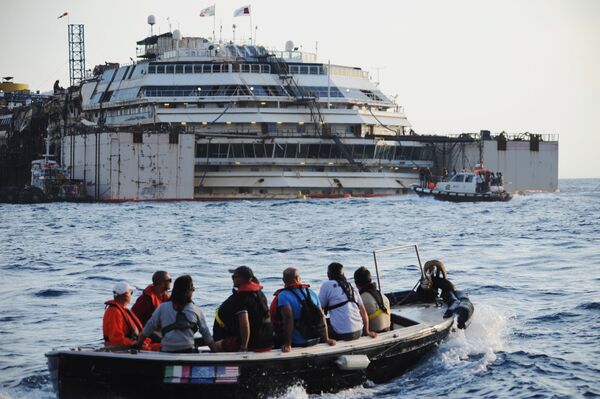 Рабочие направляются к поврежденному лайнеру Коста Конкордия