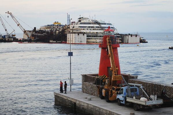 Круизный лайнер Коста Конкордия в бухте Джильо перед началом работ по перемещению в порт Генуи