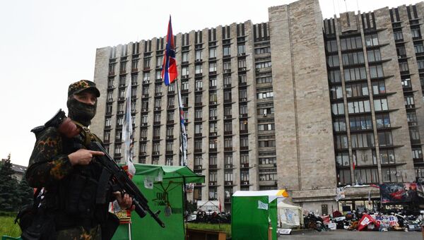 Боец батальона Восток у здания областной государственной администрации города Донецка. Архивное фото.