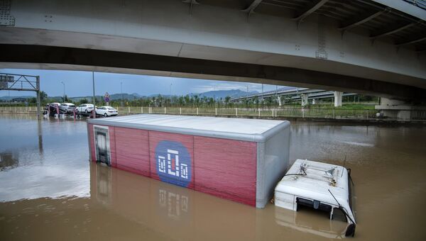 Затопленный грузовой автомобиль в Сочи