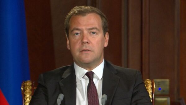 Медведев объяснил, почему запретил закупку иностранных авто и техники
