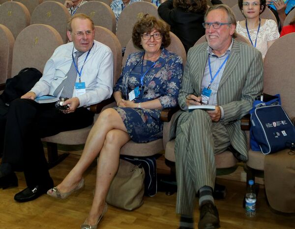 Профессор университета Антверпена Густав Ван Тэндело (справа) на XII Международном конгрессе по наноструктурированным материалам NANO 2014