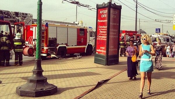 Пожарная машина возле станции метро Парк Победы во время ЧП на Арбатско-Покровской линии