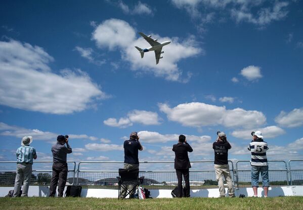 Посетители авиасалона Фарнборо смотрят на самолет Airbus Industrie A380