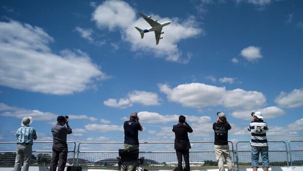 Посетители авиасалона Фарнборо 2014 смотрят на самолет Airbus Industrie A380