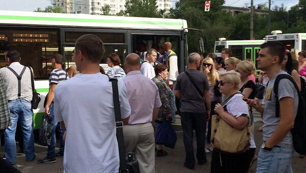 Люди у входа на станцию метро Молодежная во время ЧП на Арбатско-Покровской линии