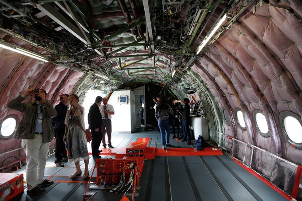 Посетители в модели самолета Airbus A350 на авиасалоне Фарнборо