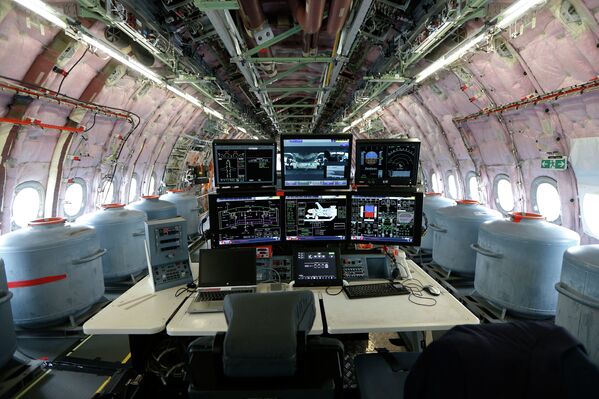 Тестовая станция на борту самолета Airbus A350 XWB на авиасалоне Фарнборо 2014