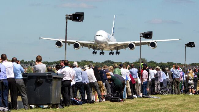 Посетители авиасалона Фарнборо 2014 наблюдают за посадкой самолета Airbus Industrie A380