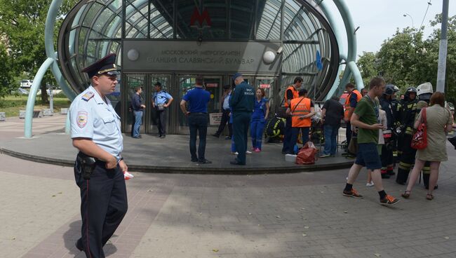 Эвакуация пассажиров Московского метрополитена, пострадавших в результате схода с рельсов вагона на перегоне Парк Победы - Славянский бульвар. Архивное фото