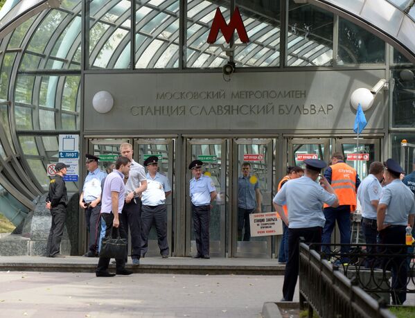 Сотрудники правоохранительных органов у станции метро Славянский бульвар