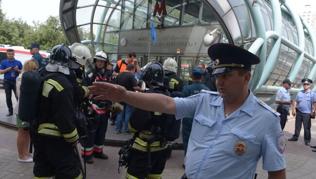 Сотрудники МЧС и правоохранительных органов у станции метро Славянский бульвар. Архивное фото