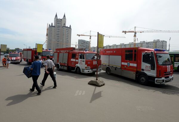 Машины пожарной службы у станции метро Славянский бульвар