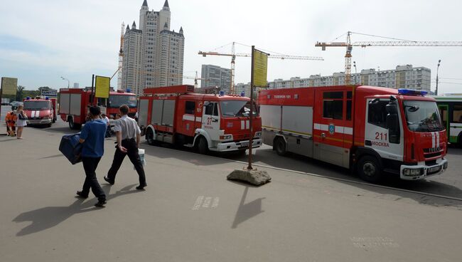 Машины пожарной службы у станции метро Славянский бульвар. Архивное фото