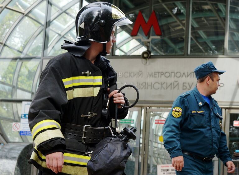 Сотрудники МЧС и правоохранительных органов у станции метро Славянский бульвар