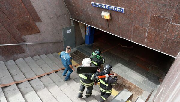 Спасательные работы возле московского метро, где произошло ЧП