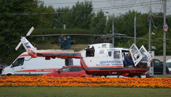Вертолет МЧС и машина Скорой помощи. Архивное фото