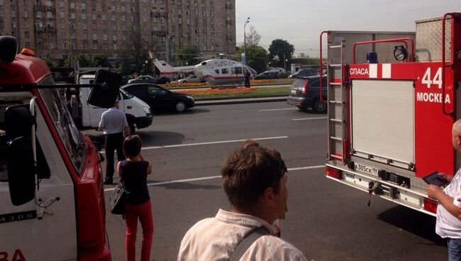 Машины МЧС и вертолет МЧС у станции метро Парк Победы во время эвакуации пассажиров Московского метрополитена