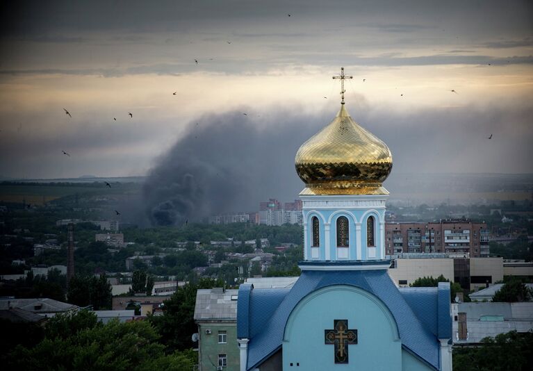 Пожар во время артиллерийского обстрела Луганска