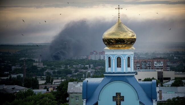 Пожар во время артиллерийского обстрела Луганска