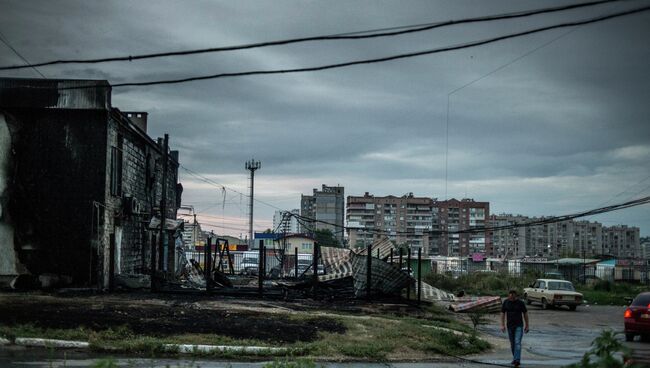 Луганск после артиллерийского обстрела. Архивное фото