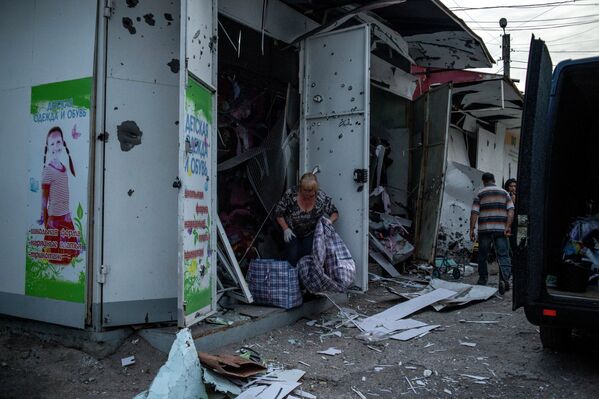 Рынок после артиллерийского обстрела в Луганске