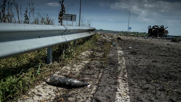 Неразорвавшийся снаряд на дороге в районе поселка Роскошное