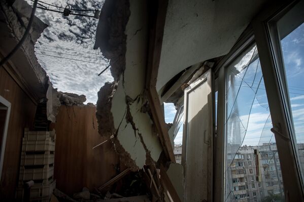 Жилой дом, разрушенный в результате артиллерийского обстрела Луганска