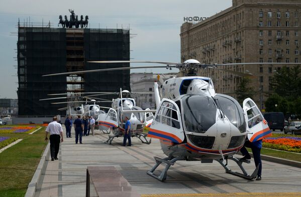 Вертолеты МЧС у станции метро Парк Победы
