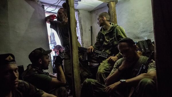 Бойцы ополчения Донбасса в подвале дома во время артиллерийского обстрела в городе Снежное Донецкой области