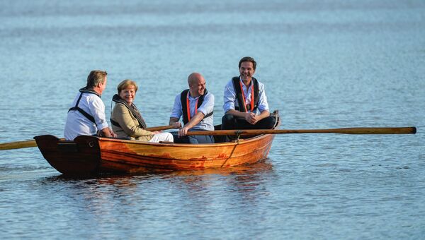 Премьер-министр Великобритании Дэвид Кэмерон, канцлер Германии Ангела Меркель, премьер-министр Швеции Фредрик Рейнфельдт и премьер-министр Голландии Марк Рютте плавают на лодке во время перерыва в переговорах