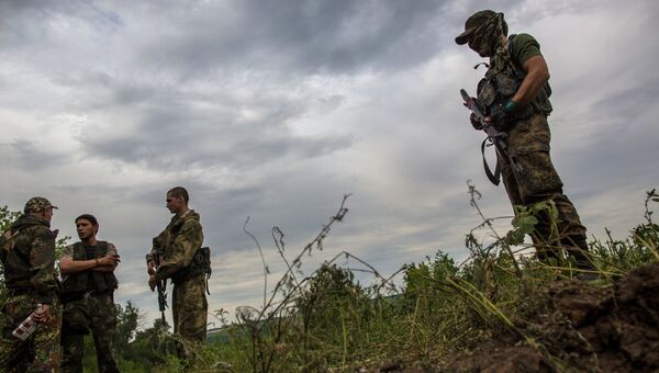 Бойцы ополчения Донбасса на своих позициях во время артиллерийского обстрела в районе города Снежное Донецкой области