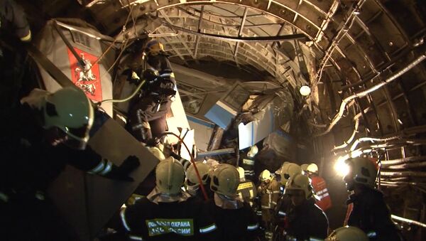 Спасатели работают у станции Славянский бульвар после ЧП в московском метро