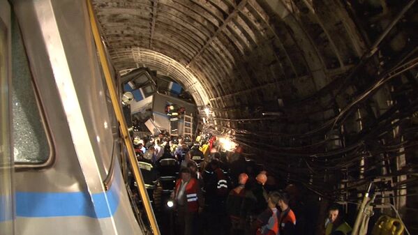 Сотрудники МЧС России работают на месте аварии в Московском метрополитене