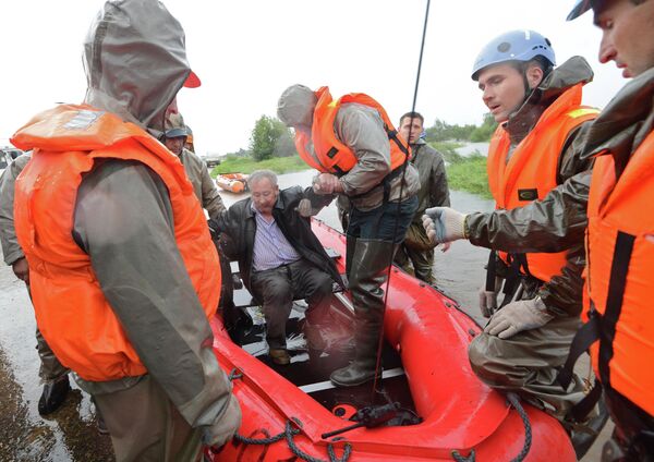 Сотрудники МЧС ведут эвакуацию жителей, желающих покинуть свои дома, из затопленного паводком поселка Владимировка в 5 км от Благовещенска